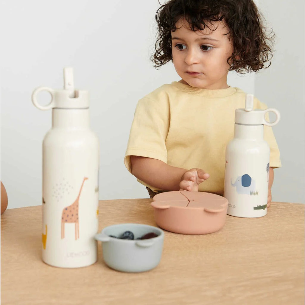 Детска бутилка за вода с животни, в бежов цвят.