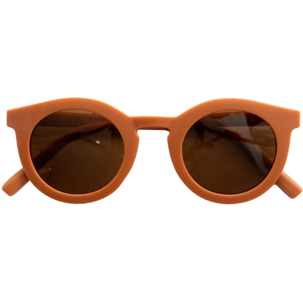 Детски слънчеви очила, изработени в оранжев цвят