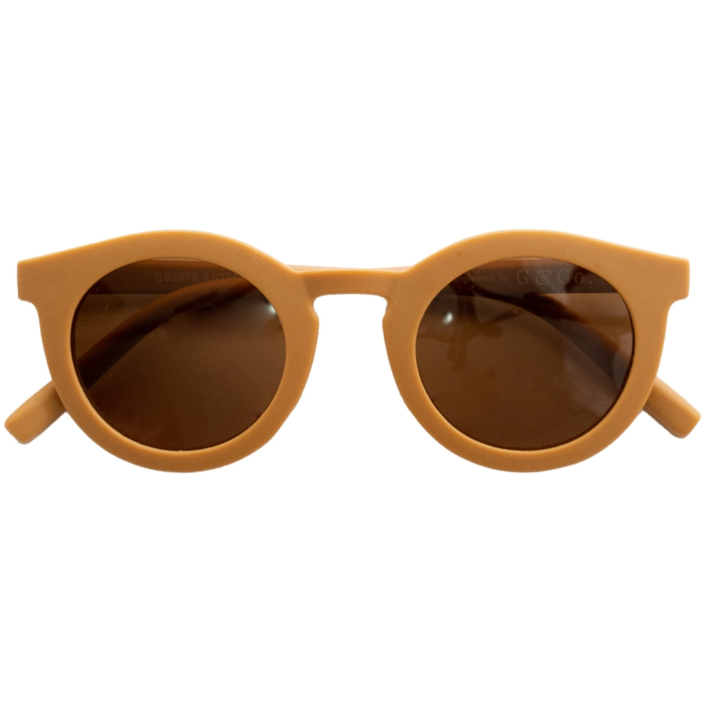 Детски слънчеви очила, изработени в оранжево-кафяв цвят.