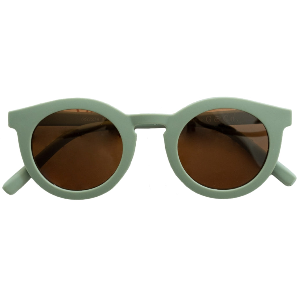 Детски слънчеви очила, изработени в зелен цвят.