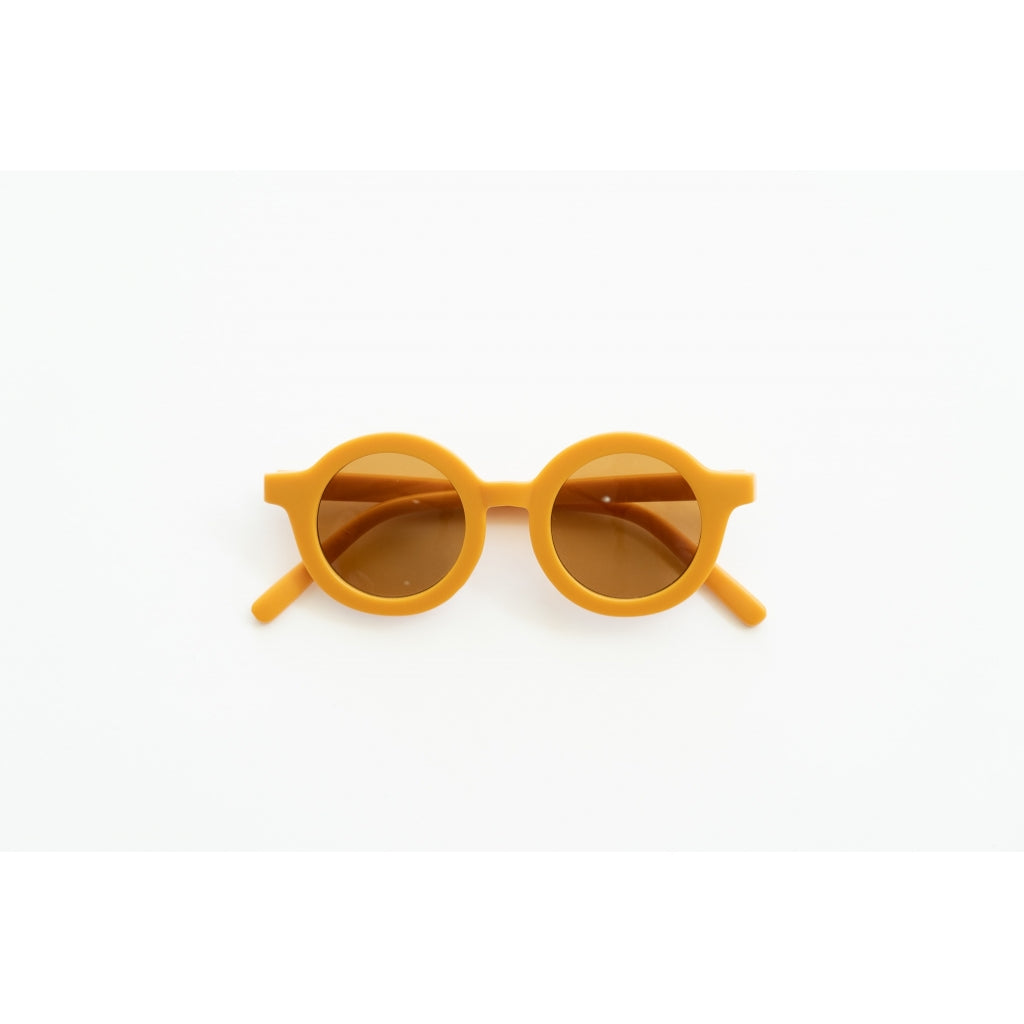 Кръгли слънчеви очила, изработени в жълт цвят.