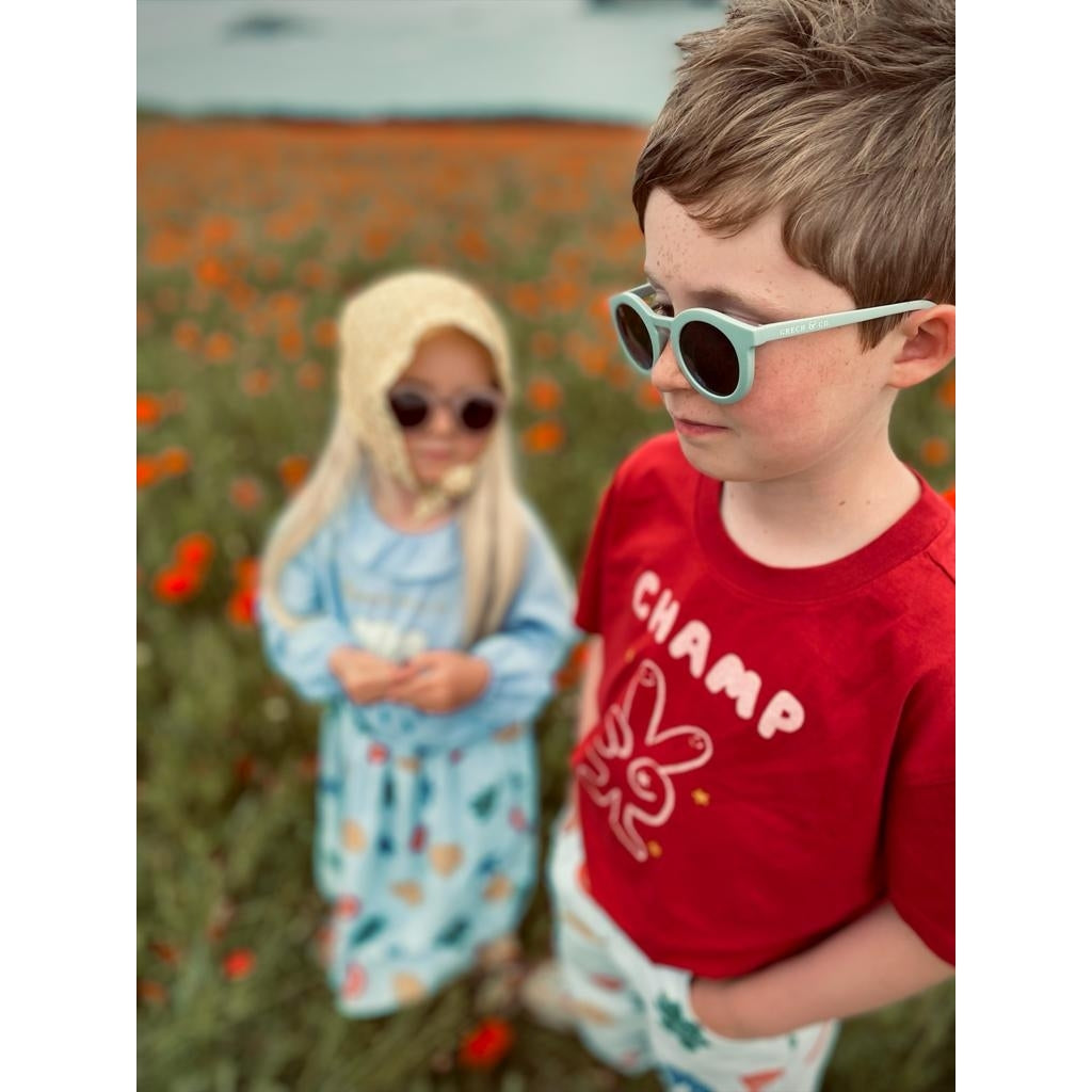 Детски слънчеви очила, изпработени в светло син цвят.
