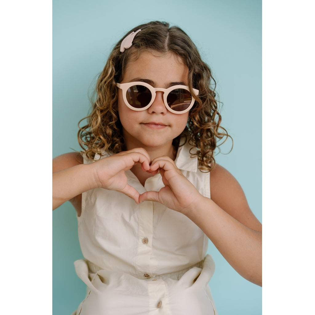 Детски слънчеви очила, изпработени в светло розов цвят.