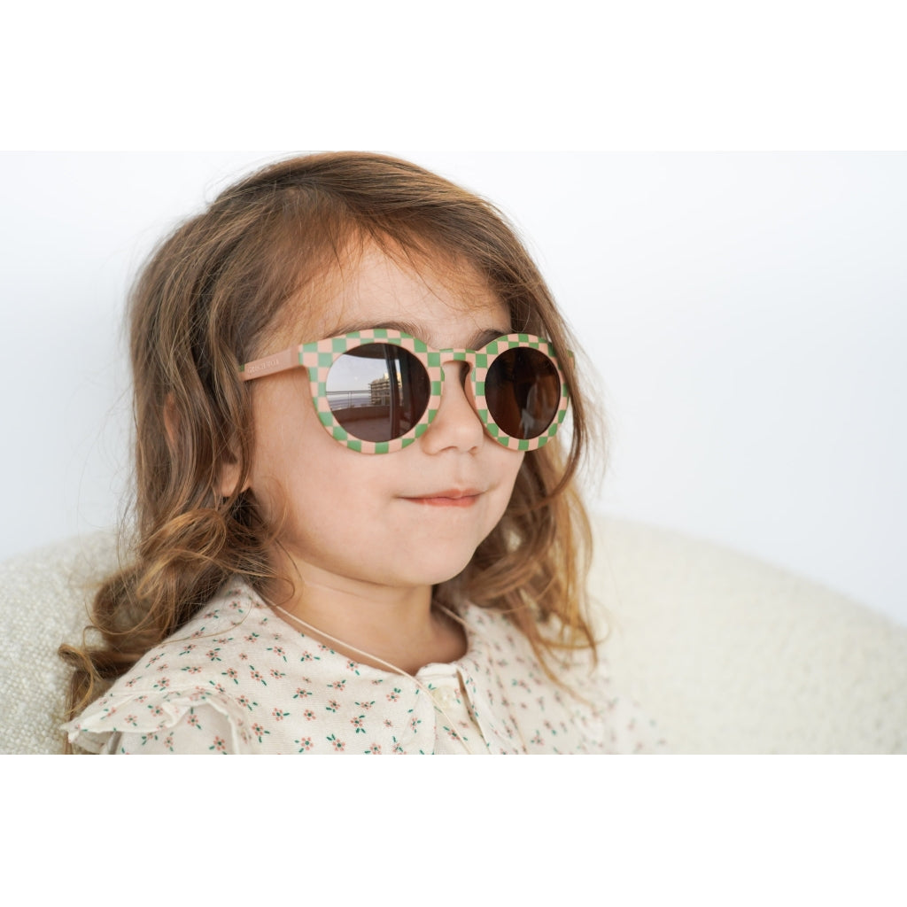 Бебешки слънчеви очила в розово-зелен цвят.