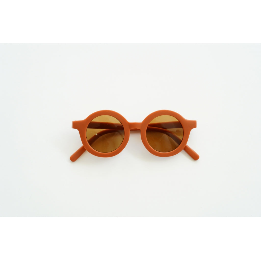 Кръгли слънчеви очила, изработени в оранжев цвят.