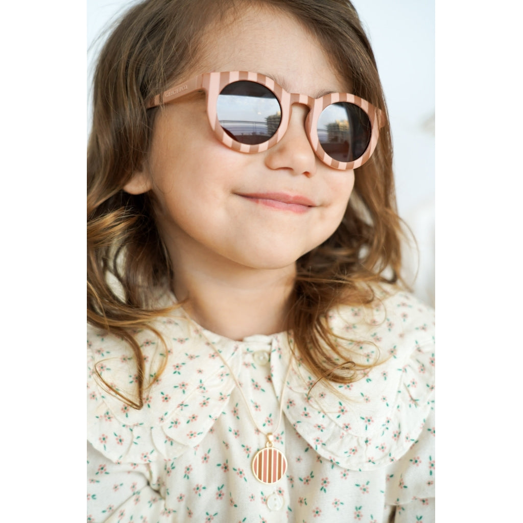 Бебешки слънчеви очила в розово-кафяв цвят.