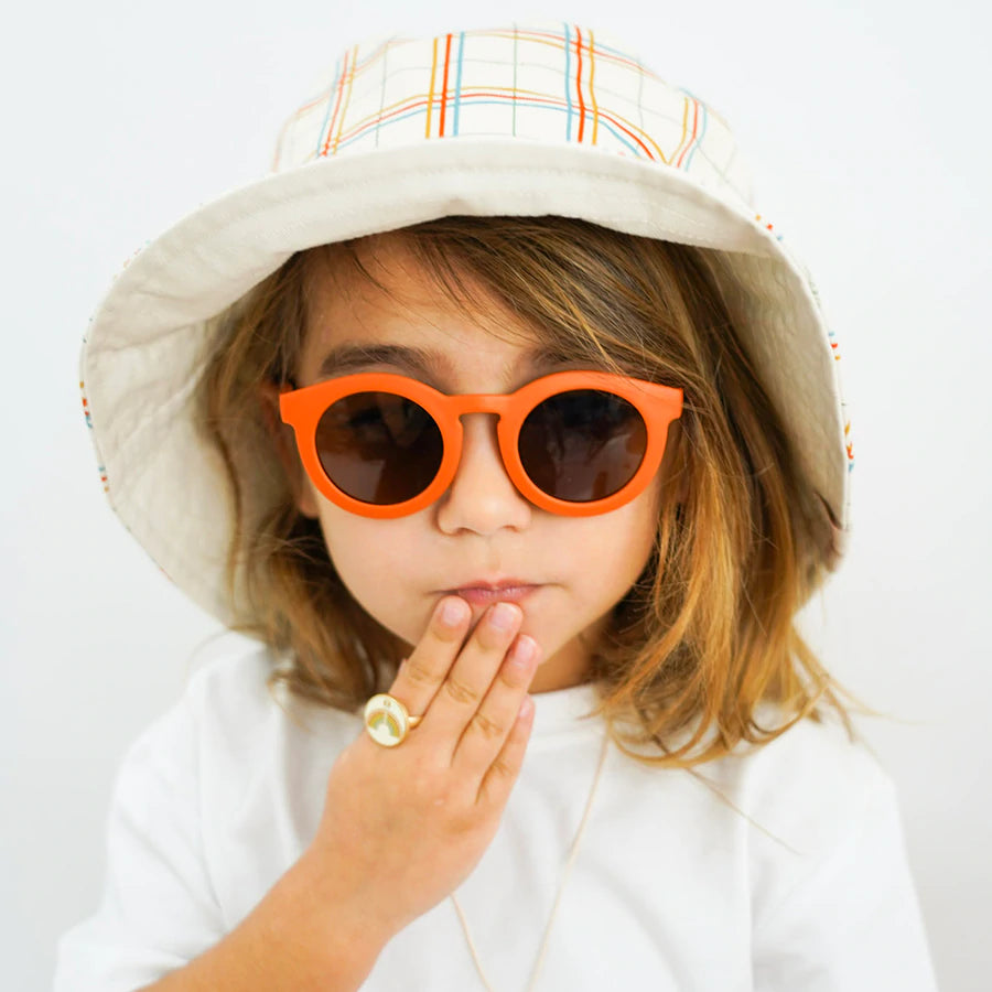 Бебешки слънчеви очила в оранжев цвят.